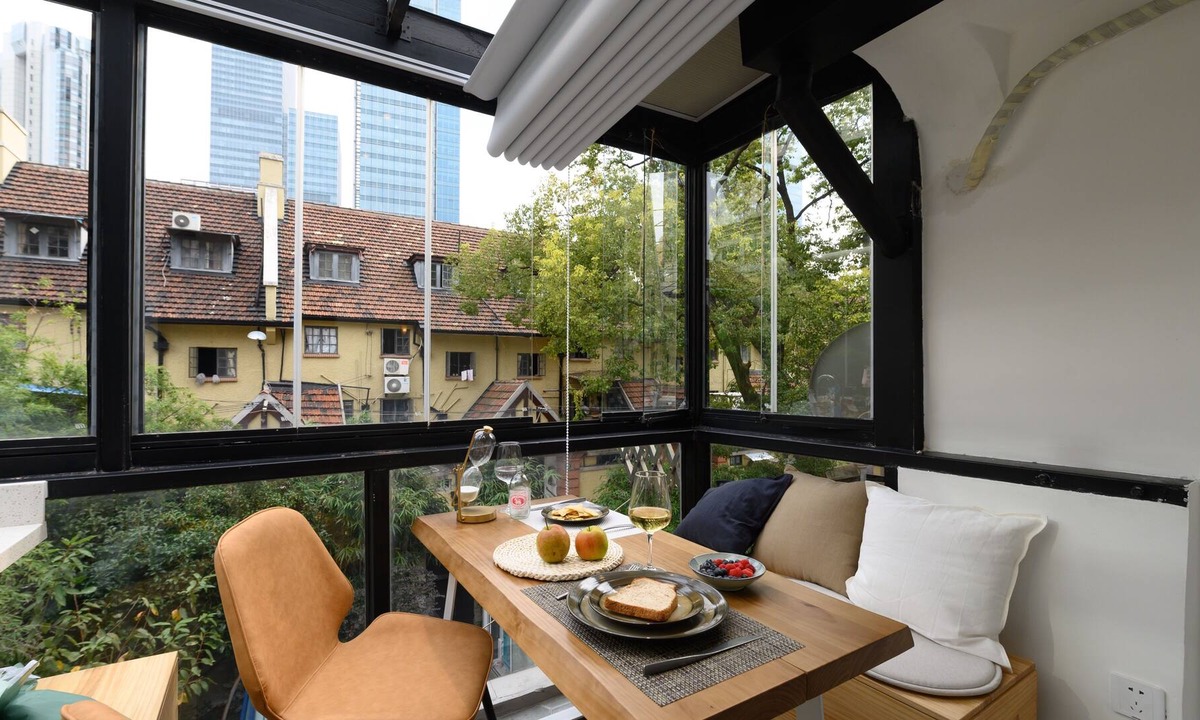 Jing'an House | Sunny 1 Bdrm Apt W/ large Balcony facing Jing'An Kerry Center. Mins walk to Sbwy