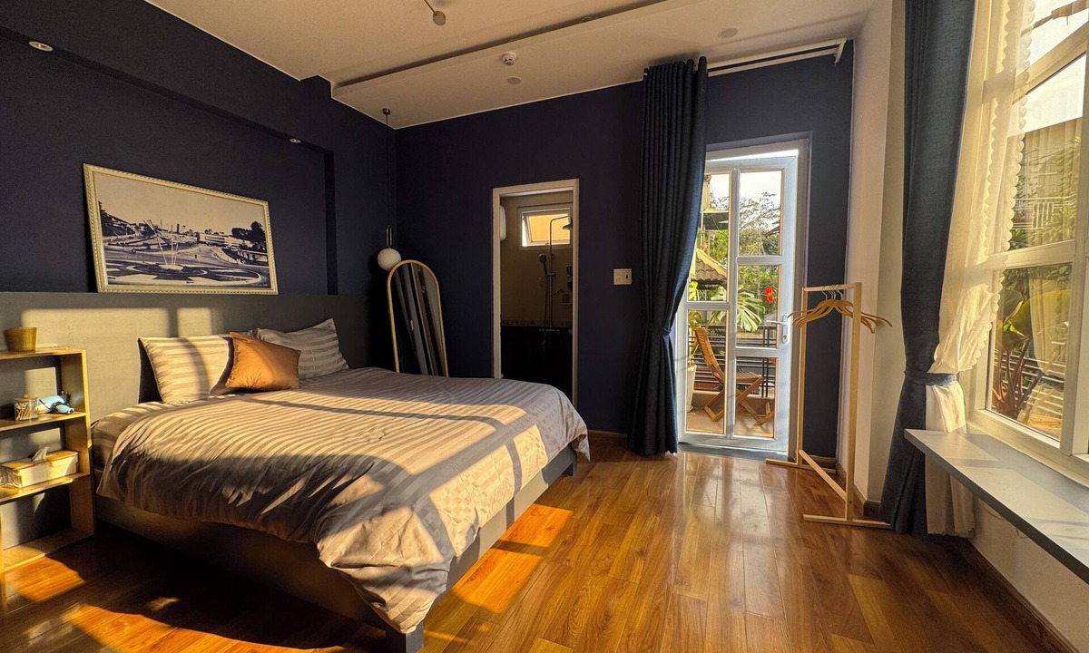 Phuong 10 Hotel | Sunny doubled-balcony hotel suites in the spacious and cozy villa