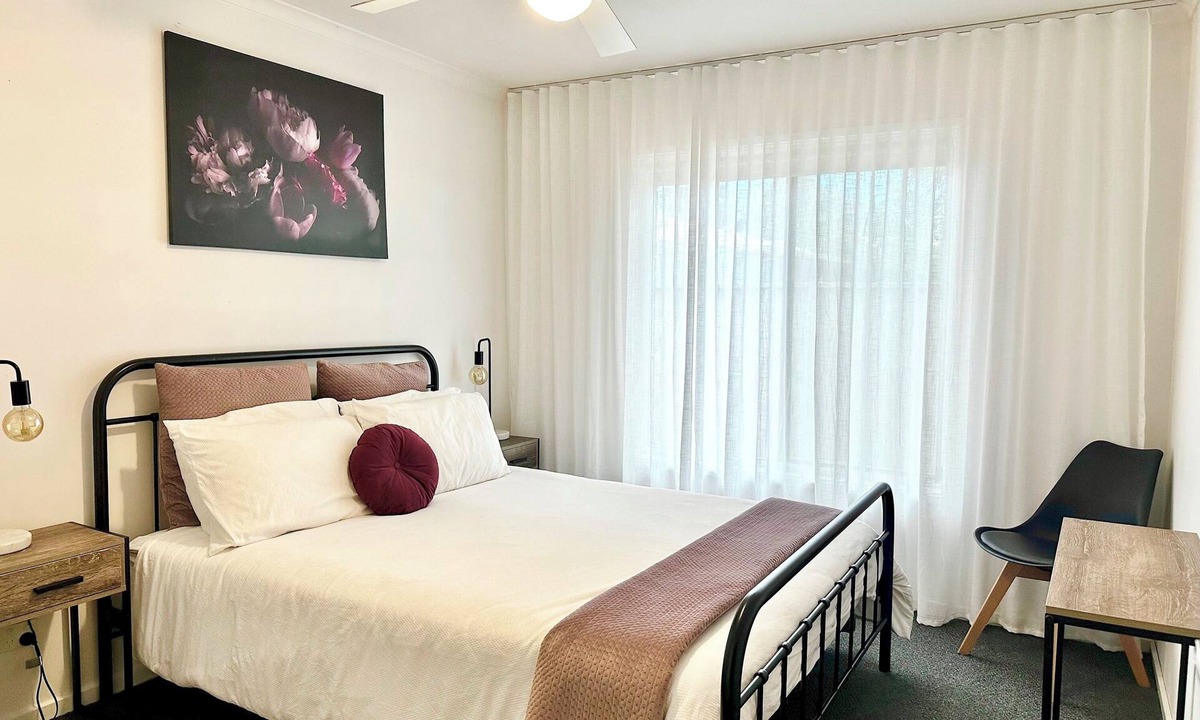 Echuca House | Sunny Shackell- 12pm checkout, pet friendly