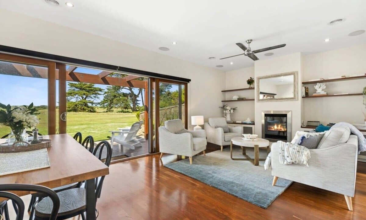 Connewarre House | Sunset Haven: Golf, beach, spa and fire retreat