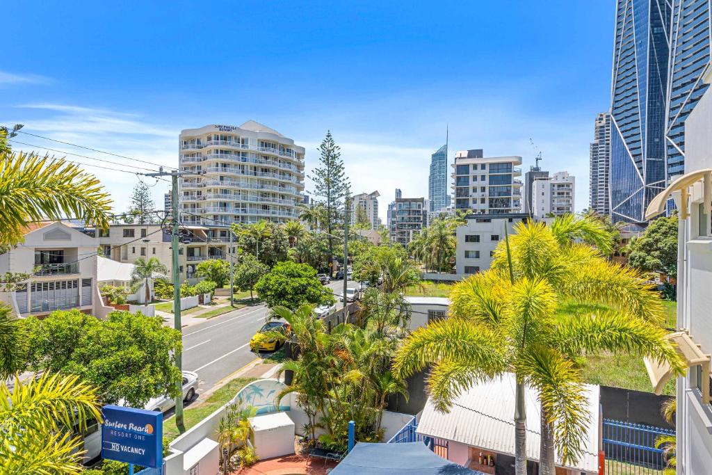 Surfers Paradise Apartment | Surfers Beach Resort Coastal Charm Light n Bright