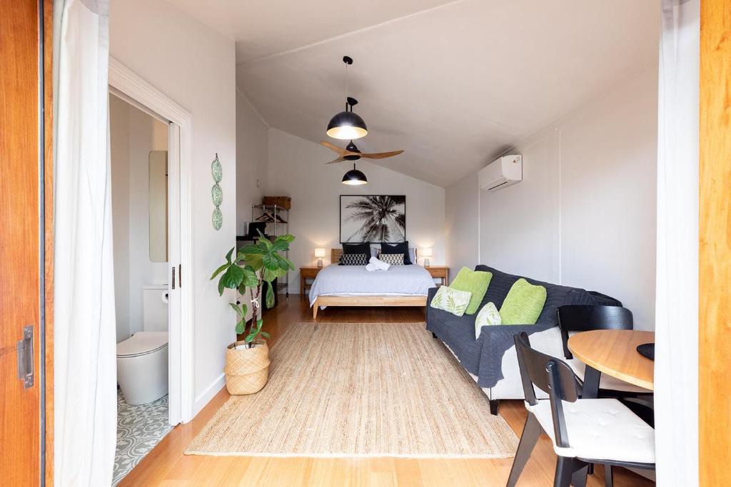 Suffolk Park Apartment | Tallows Studio -Modern, tranquil, dog friendly,2 mins to the beach