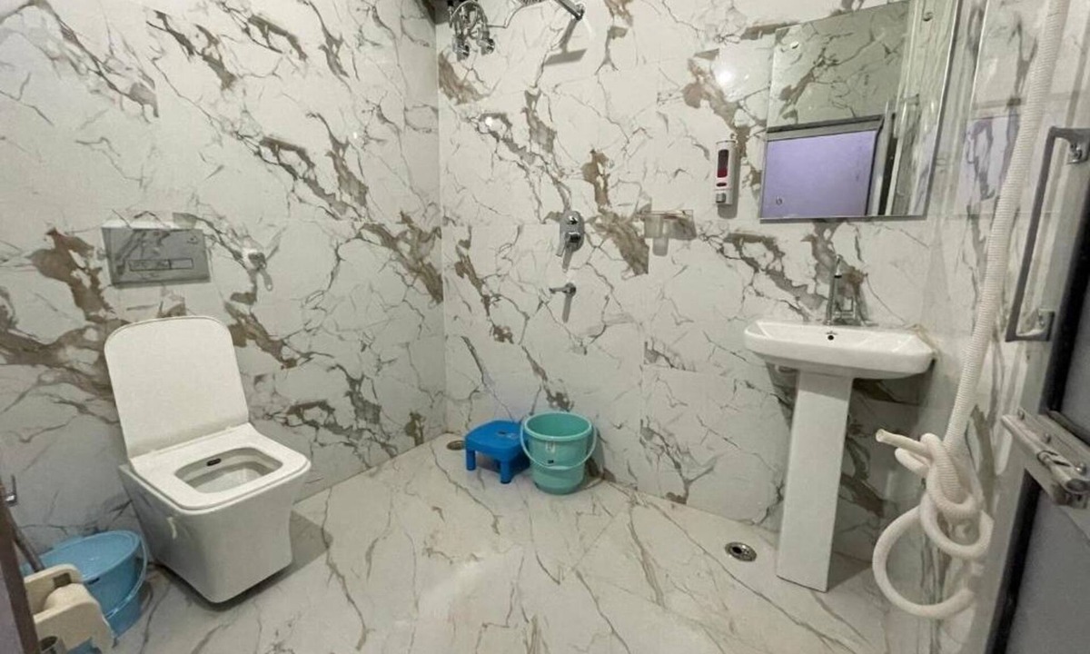 Basai Apartment | Taran Bliss Home stay : Deluxe Double Room (2 Adults + 1 Child)