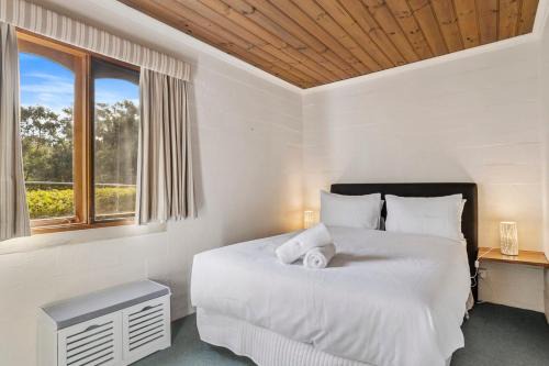 Kettering Villa | The Clocktower - Serene Stay at Herons Rise Vineyard