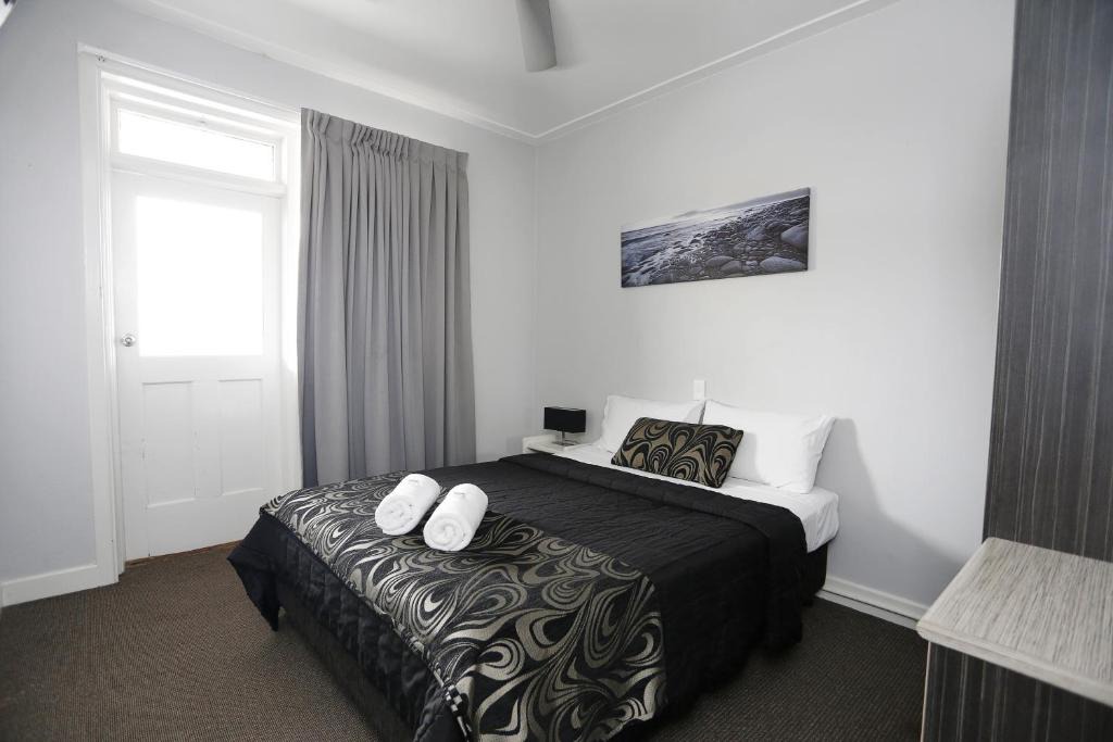 The Entrance Hotel | The Lakes Hotel