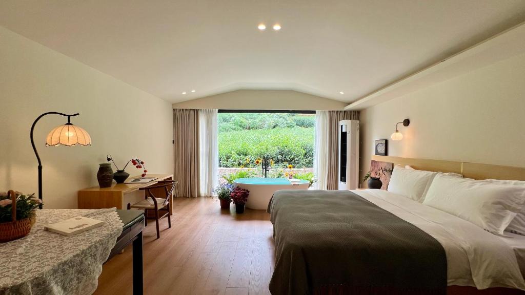 Xihu Hotel | The Tea & Bamboo Retreat A serene homestay offering complimentary bamboo weaving workshops and tea tasting experiences.