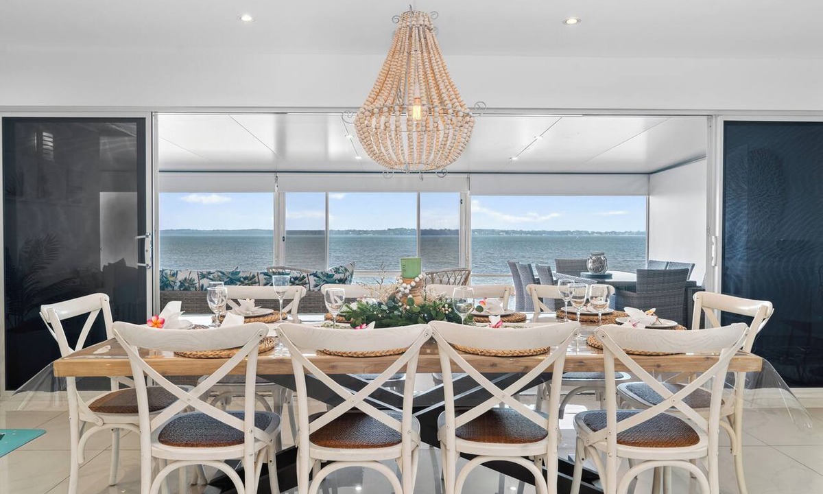 Toukley House | Toukley Waterfront Holiday Home perfect for mutligenerational families,Sleeps 14