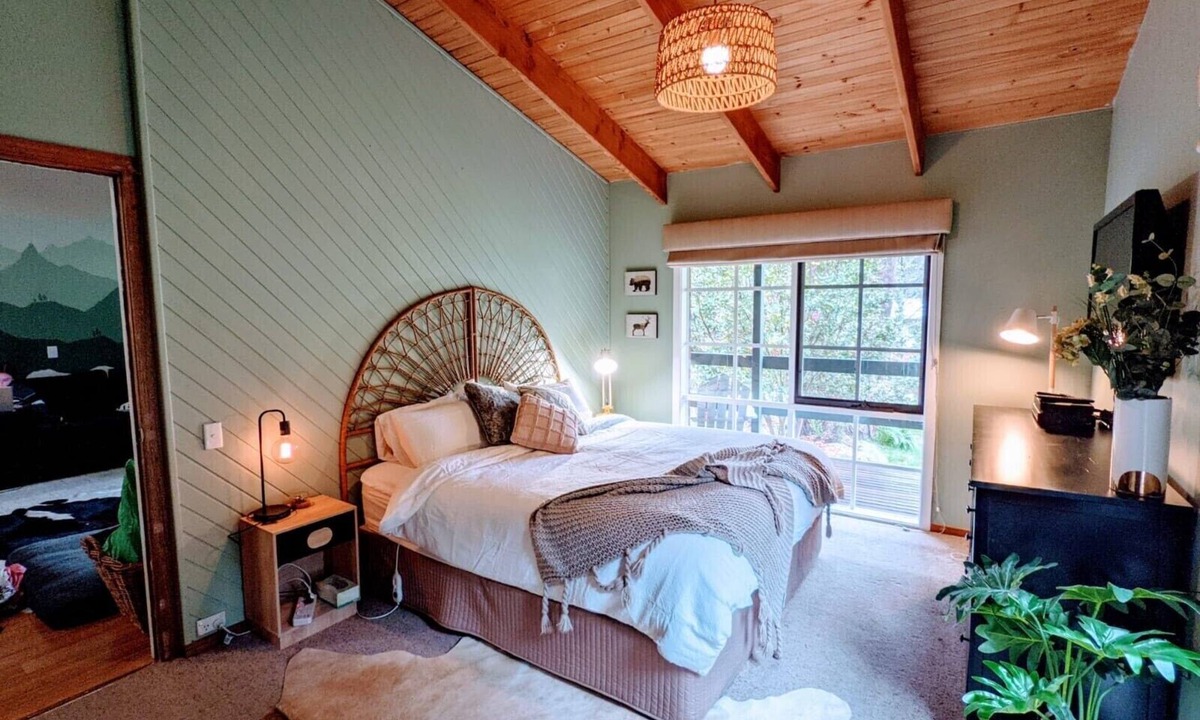 Sawmill Settlement House | Two Mountains Lodge. Modern, homely alpine retreat with salt spa. Mt.Buller base