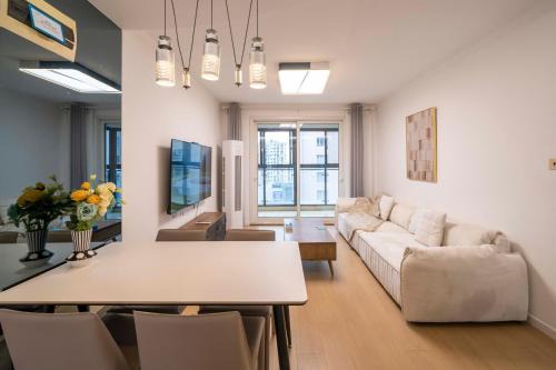 Changning Apartment | Tyms Family Apt Spacious 3BR for Groups & Families