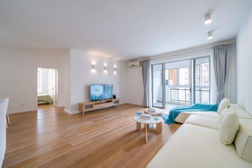 Changning Apartment | Tyms Tianshan 3BR 2BA near Suzhou Creek