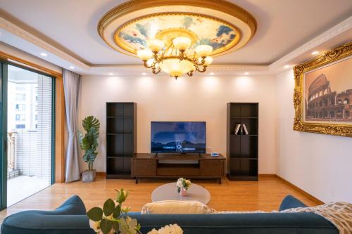 Xujiahui Apartment | Tyms Xujiahui Modern 2BR APT