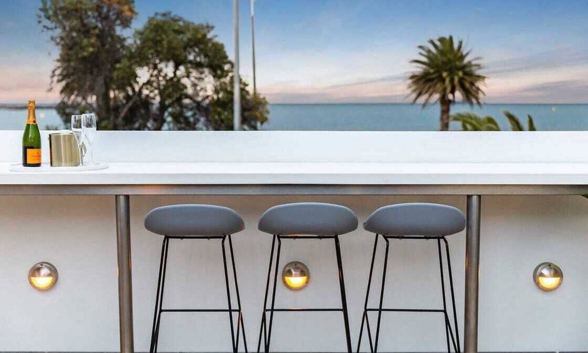 Middle Park House | Ultralux Absolute Beachfront with Extra Studio