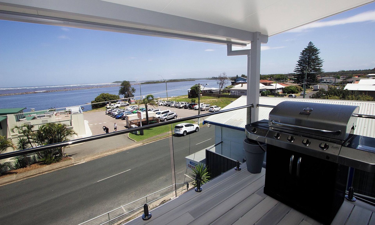 Harrington Apartment | UNIT 2 OPPOSITE BEACH, RIVER ,HOTEL,CLUB,WALKING DISTANCE TO ALL VENUES ETC.
