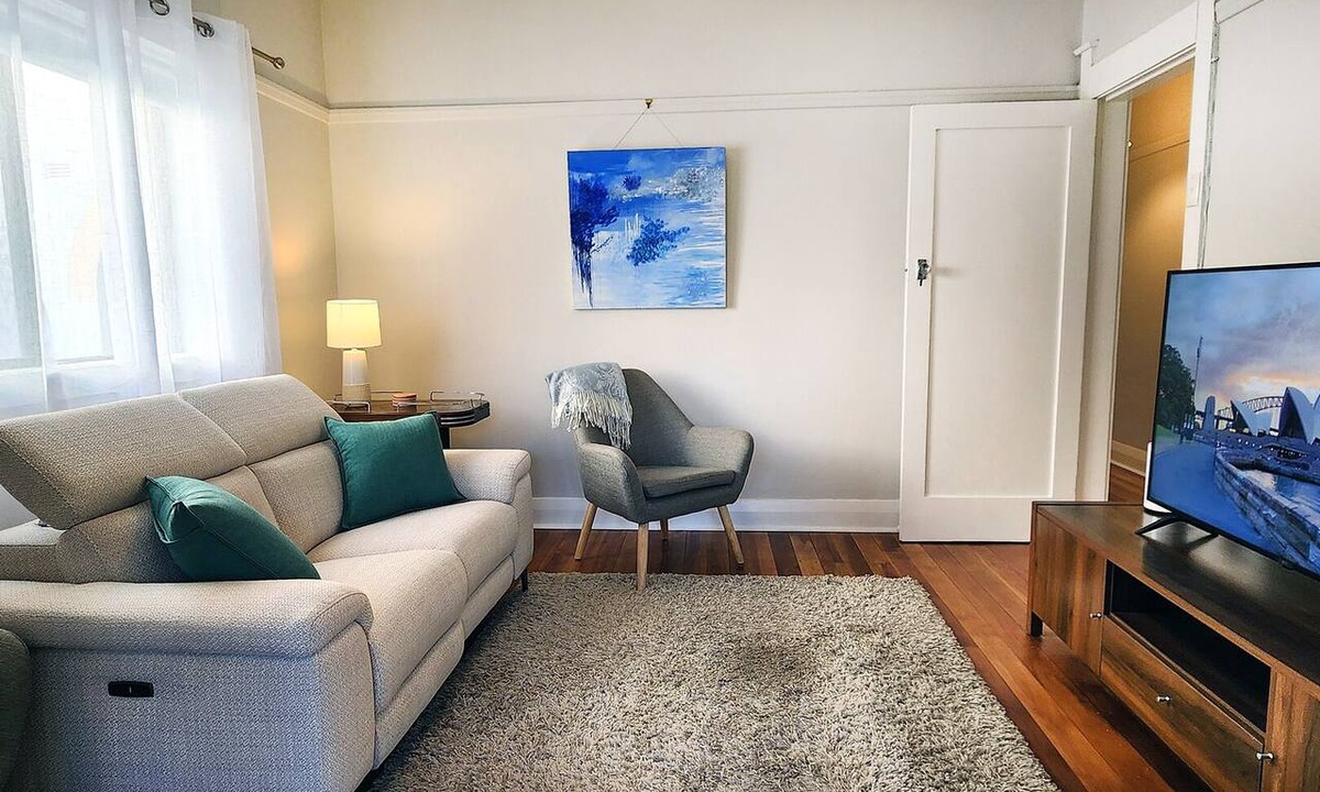 Newtown Apartment | Vibrant location, steps from Enmore Road & King Street
