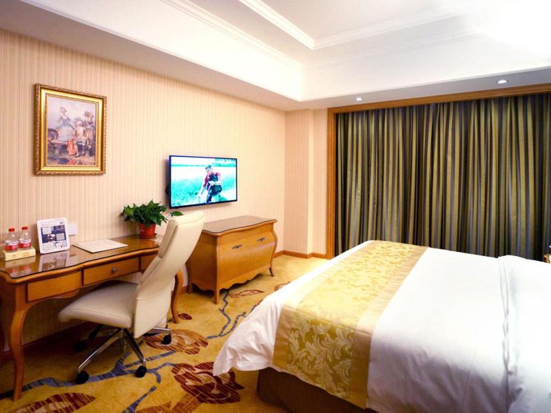 Baoshan Hotel | Vienna Hotel Shanghai Meilan Lake Metro Station