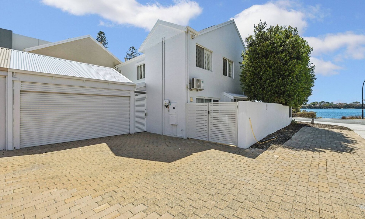 Mount Pleasant House | Wake Up on the River! Absolute Waterfront | Sleeps 6 | 3x2 + Garage