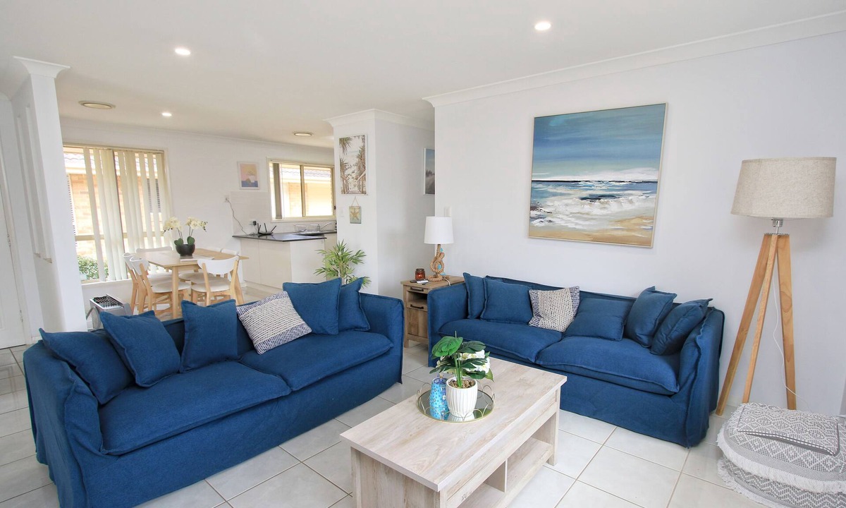 Ettalong Beach House | Walk to Ettalong beach close to shops KING BED