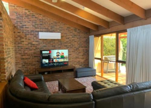 Scullin House | Warm and Spacious 5BR Home w WIFI and Multiple Parking - Hosted by Canstay