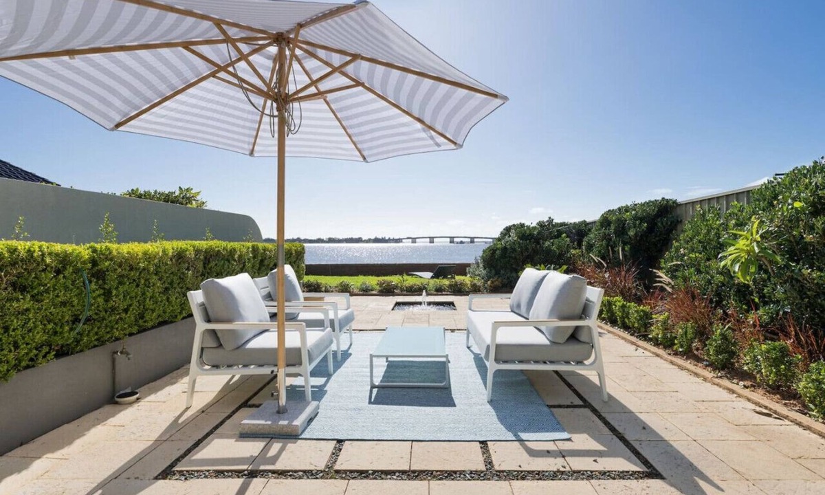 Sylvania Apartment | Waterfront King Bed Courtyard Apartment