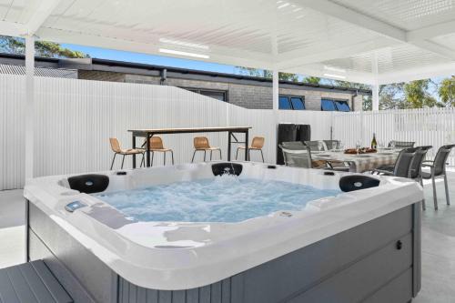 Culburra Beach House | White Haven - 4 Min Walk to Beach & Spa