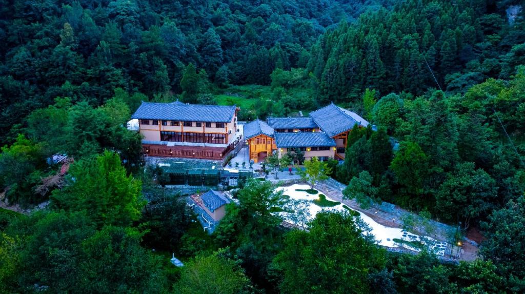 Wudangshan National Park Hotel | Wudang Mountain Manju Manor
