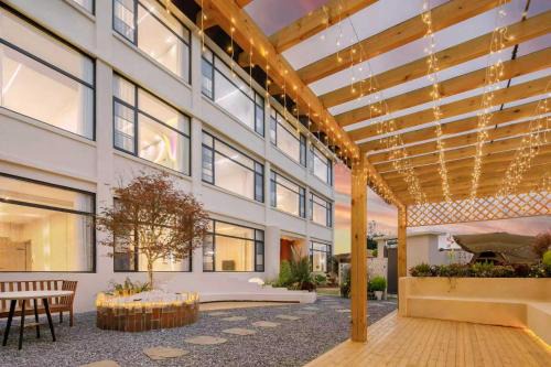Pudong Hotel | 巷往酒店 Xiangwang Hotel Shanghai Airport 24H Free Shuttle, round-the-clock dedicated butler service, elegant courtyard, reliable airport pick-up and drop-off services, we offer diversified catering ordering service for all guests