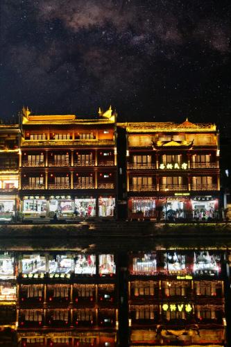 Fenghuang Hotel | Xizha River View Homestay