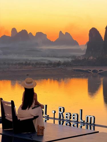 Yangshuo Hotel | Yangshuo Riverscape Retreat beside the Yulong River & swimming pool