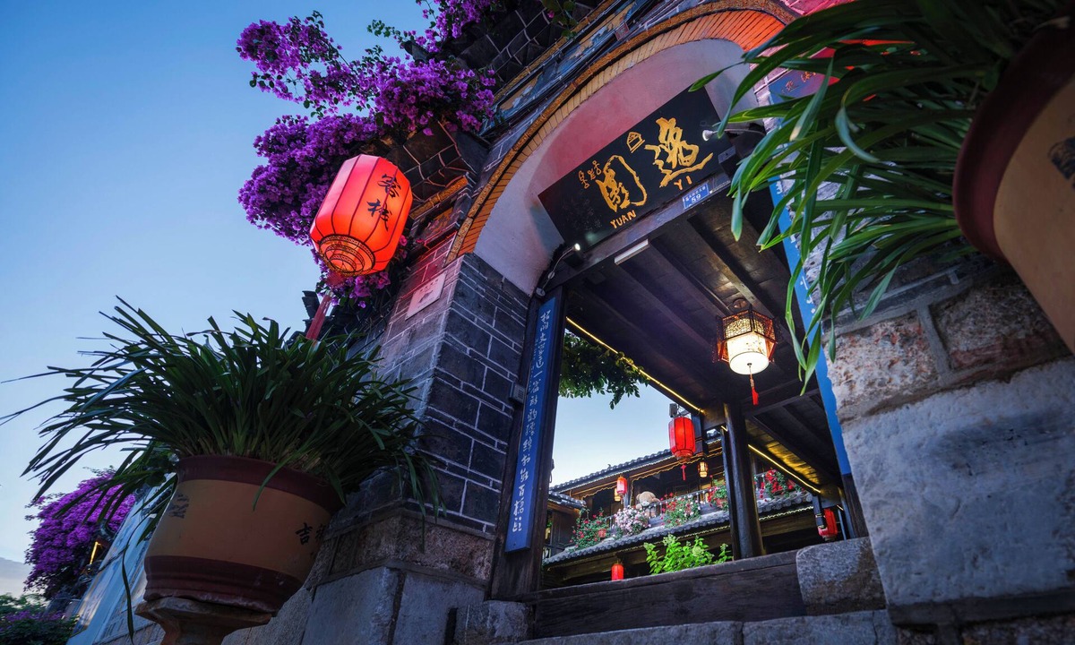 Dayan Old Town Bed & Breakfast | Yiyuan Snow Mountain View Historical Naxi House - Lijiang Old Town Mufu branch