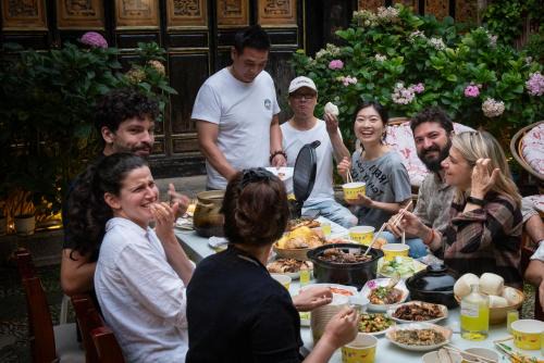 Dayan Old Town Hotel | Yiyuan Snow Mountain View Historical Naxi House - Lijiang Old Town Mufu Branch - English service and tour arrangement
