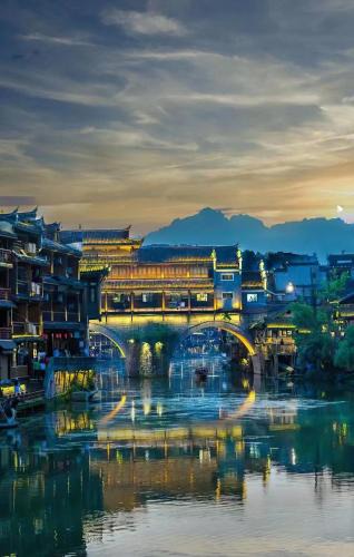 Fenghuang Hotel | Yueying Tuojiang Riverview Homestay(Phoenix Ancient City)