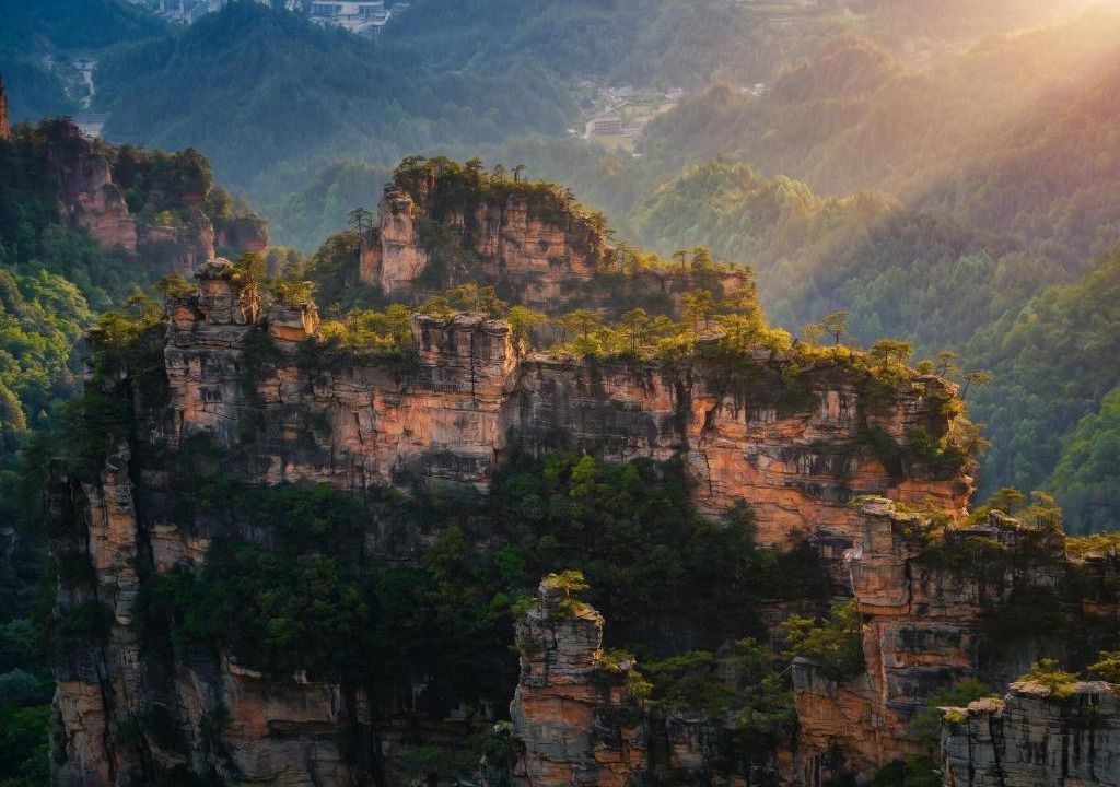 Wulingyuan Hotel | Yuezhu-Peak Cloud-Free pick-up service of 2 nights ,5-minute walk to The Zhangjiajie Forest Park,Free Western breakfast & coffee &self-laundry and drying,english service