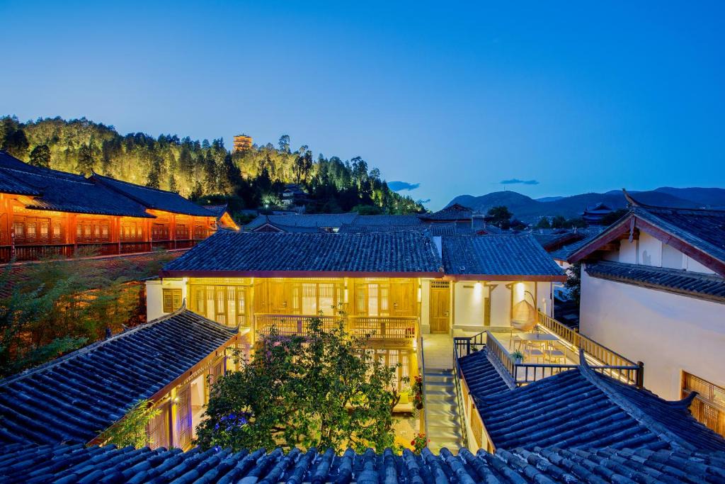 Dayan Old Town Hotel | Yuezhu Xuan Zen Boutique Resort Lijiang Ancient Town,Naxi courtyard Near Mu's Palace and Zhongyi Market and Sifang St,English Host and Travel Assistant,Free Airport Pickup for 3 nights and Luggage Service,Daily Western and Chinese Breakfast