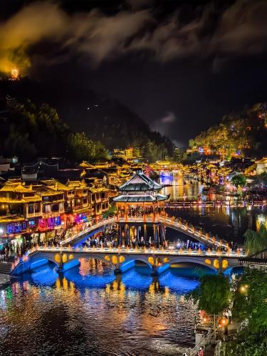 Fenghuang Hotel | Yunmeng Riverview Hotel-Newly Opened 2026 Free Pick-up Service Rooftop Infinity Pool Kids Playground On-site Café Near Fenghuang Scenic Area