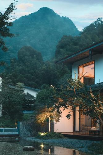 Emeishan Hotel | YunXi ChanYi Forest Soup Spring Resort Hotel ,Provides pick-up service and tea leaves,Drink Chinese wild tea leaves