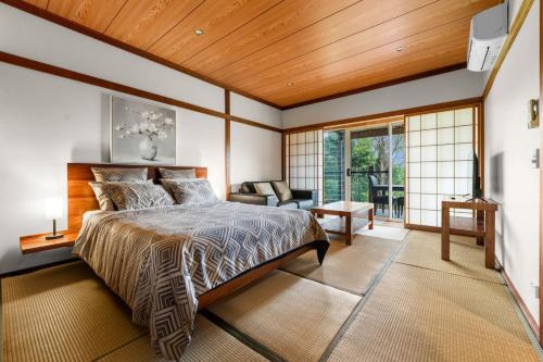 Eagle Heights House | Zen-Inspired Hinoki Bath, Tatami and Washitsu Room