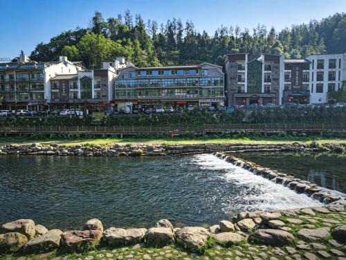 Wulingyuan Hotel | Zhangjiajie Boman Smart Hotel -10min to Forest Park East Gate & English Butler & Tour Tickets-The pool opens in the summer