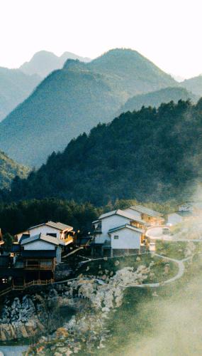 Wulingyuan Hotel | Zhangjiajie Fantasy Valley Resort Customized travel itineraries free shuttle service to the North and West Gates of the National Forest Park, and complimentary traditional ethnic costume try-on