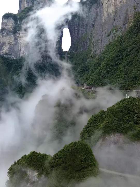 Yongding Hotel | Zhangjiajie Riverside Grand Hotel-River view nearby - River view nearby - English-speaking service -Free breakfast - 5-min drive to Tianmen Peaks Cable Car