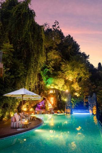 Wulingyuan Hotel | Zhangjiajie Shisuji Hotel-Zhangjiajie National Forest Park,Avatar Scenic Area,East Gate, only 5 minute walk, free airport,Railway Station shuttle, English-speaking butler itinerary planning, floor heating, Western restaurant, cave exploration, cave bar