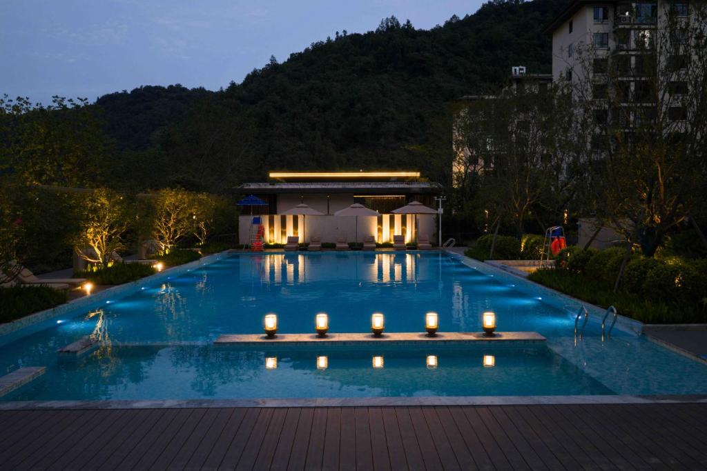 Wulingyuan Hotel | Zhangjiajie Utopia Hotel-New Hotel,English Speaking Host,Free Shuttle Service to East Gate of forest park,Free Fresh Coffee&Tea,Free Self-Service Laundry & Drying, Super-Large Swimming Pool,Tourism Service, Family and Group-friendly
