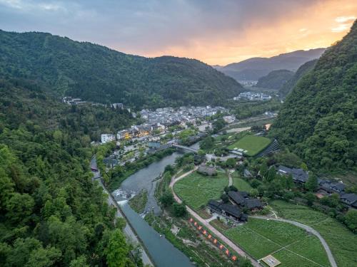 Wulingyuan House | Zhangjiajie Wulingyuan L Resident Luxury Resort Near Huanglong Cave & Zhangjiajie National Forest Park - Tujia Culture experience, Free Breakfast, Free pick up service, Travel Services