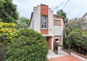 Art Deco 2-Bed Close to City and Harbour
