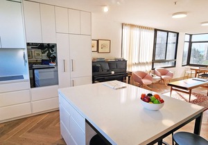 Beautiful harbour views, stylish apartment with pool & parking