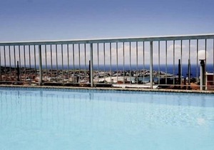 bondi beach studio 8 balcony rooftop pool, aircon, walk to beach, restaurants