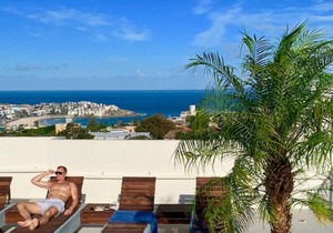 bondi beach studio 8 balcony rooftop pool, aircon, walk to beach, restaurants