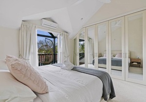 Bright modern home in great location close to City