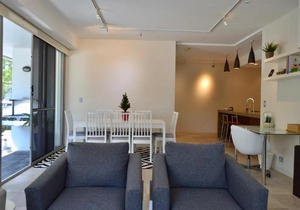 Luxurious 3 Bedroom Apartment with Parking near CBD