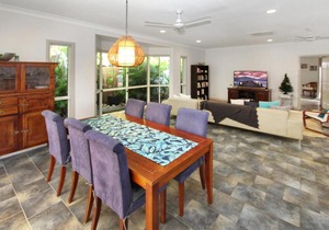 Resort feel in Picnic Bay - free wifi, air-conditioning, golf, beach!