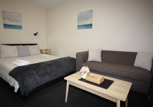 ❤ RESORT POOLSIDE STUDIO - WALK TO BEACH, BARS, RESTAURANTS, CAFES, CINEMAS ❤